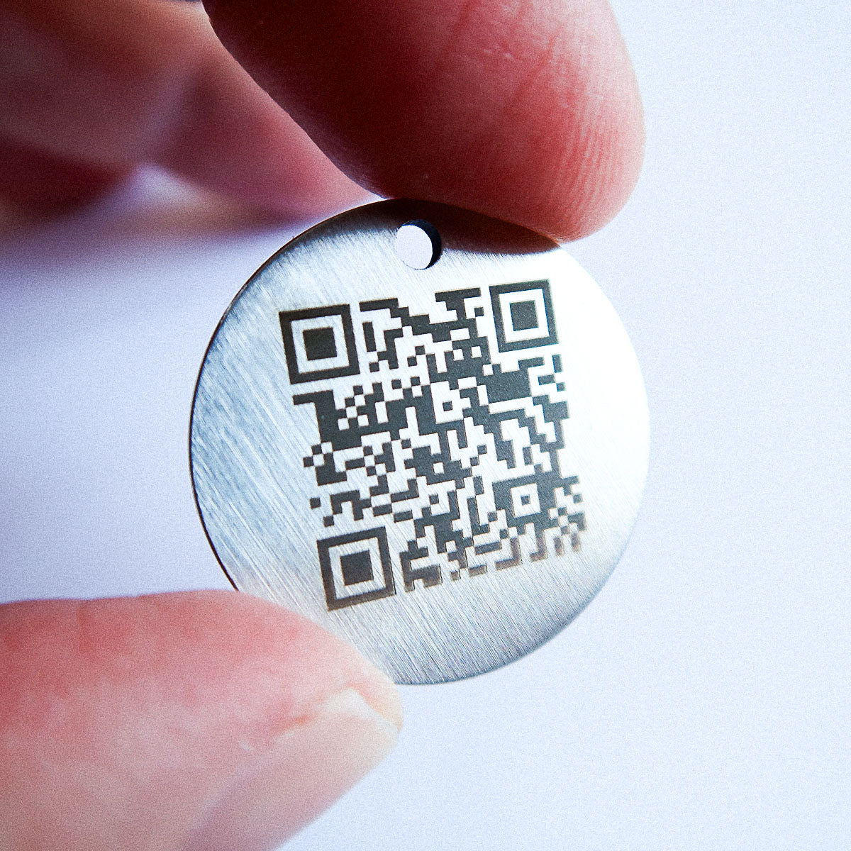 SOS-hundetegn med indgraveret QR-kode og navn/telefon/Tasso