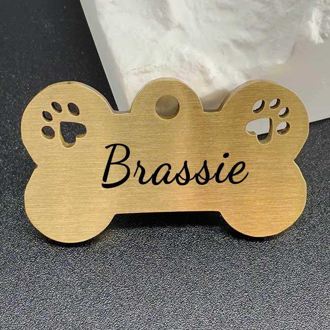Elegant hundetegn i messing "Brassie" med potedesign og personlig indgravering