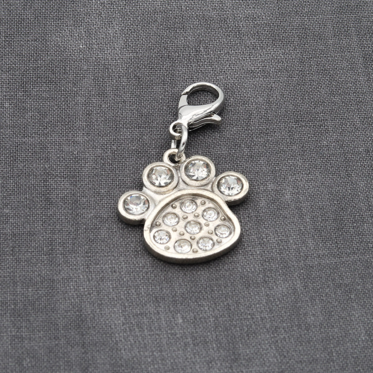 Sødt vedhæng med hundemotiv og rhinsten